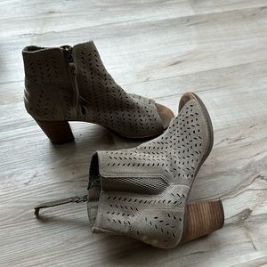 Tom’s taupe open toed heels